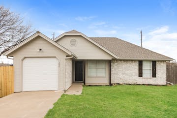 200 BROOK CIR KRUM, TX 76249
